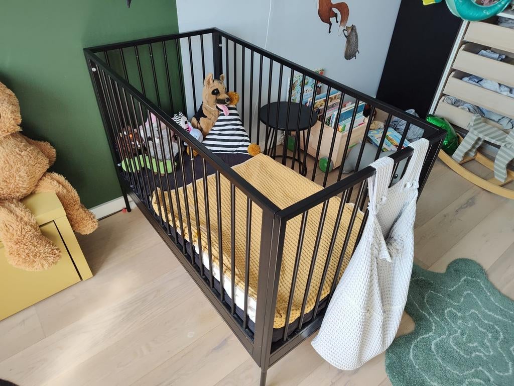 Coming Kids ledikant (zwart) inclusief gebruikt matras, Ophalen, Gebruikt, Ledikant