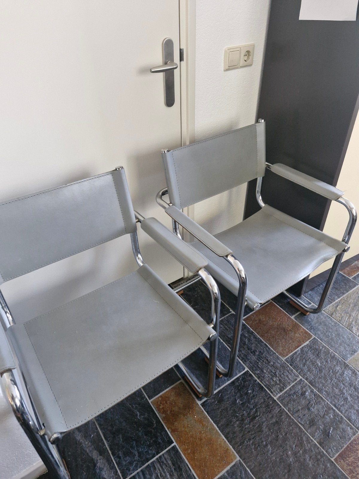 Set van 2 Bauhaus stijl stoelen, grijs leer en chroom, Huis en Inrichting, Stoelen, Ophalen