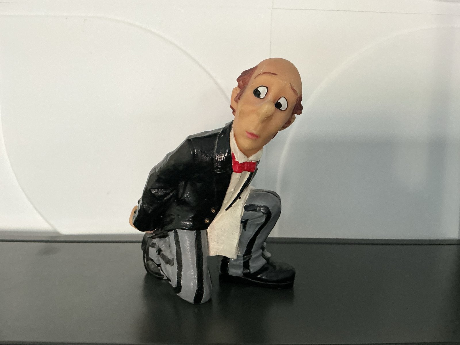 Grappig beeldje van een man in pak, knielend, Antiek en Kunst, Kunst | Beelden en Houtsnijwerken, Kunststof, Ophalen of Verzenden