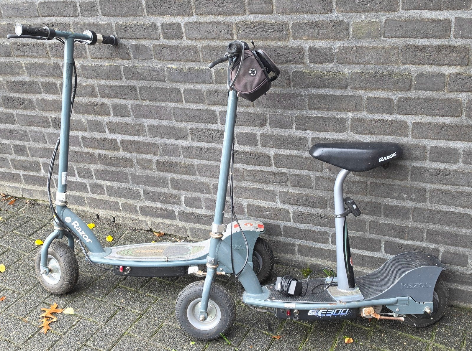 2 werkende E300 Razor steps + lader voor hobbyist/onderdelen, Fietsen en Brommers, Ophalen, Gebruikt, Elektrische step (E-scooter)