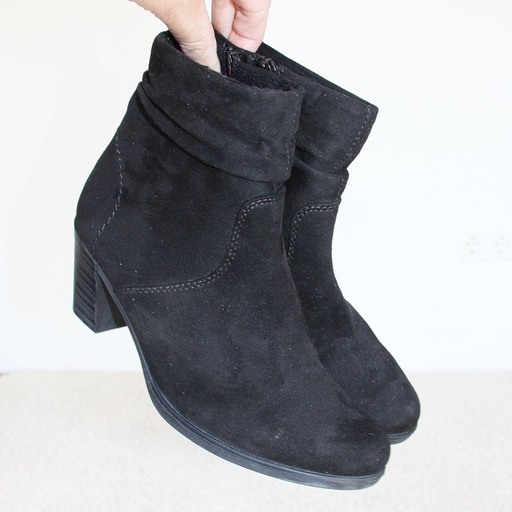 Schitterende Suede Rieker Enkellaarsjes s4 (Maat 36) € 75,-, Kleding | Dames, Zwart, Lage of Enkellaarzen, Ophalen of Verzenden
