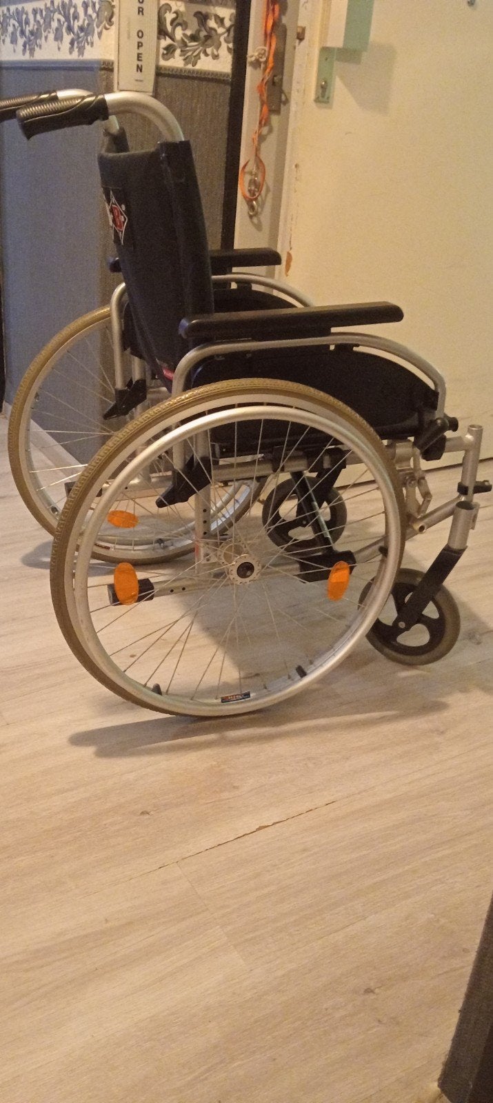 In klapbaar rolstoel B&B zilvergrijs, Ophalen, Gebruikt, Duwrolstoel