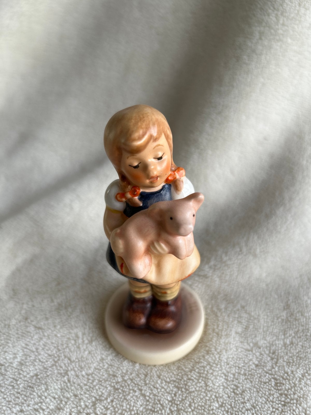 Hummel beeldje meisje met varken, Goebel 1988, Ophalen of Verzenden, Zo goed als nieuw, Hummel