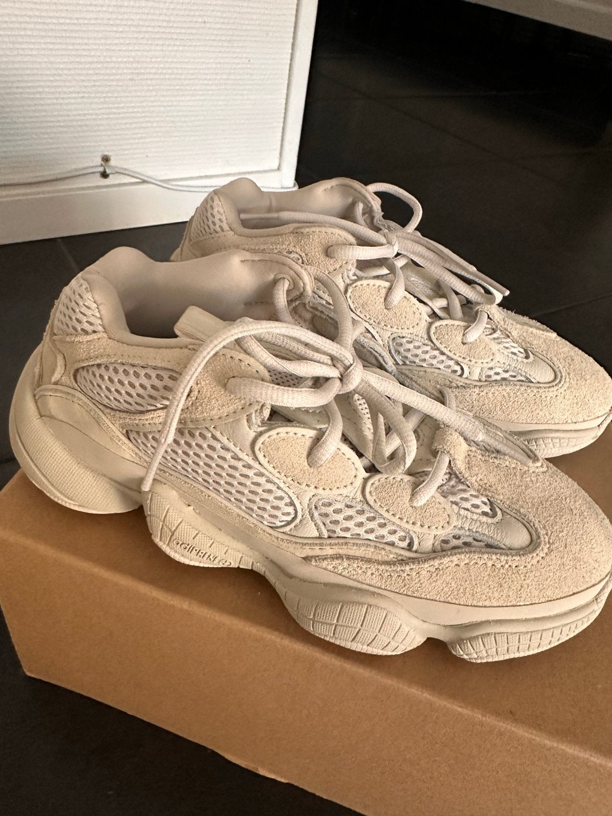 Adidas Yeezy 500 Bone White Sneakers Maat 35, Ophalen of Verzenden, Zo goed als nieuw, Beige, Sneakers of Gympen