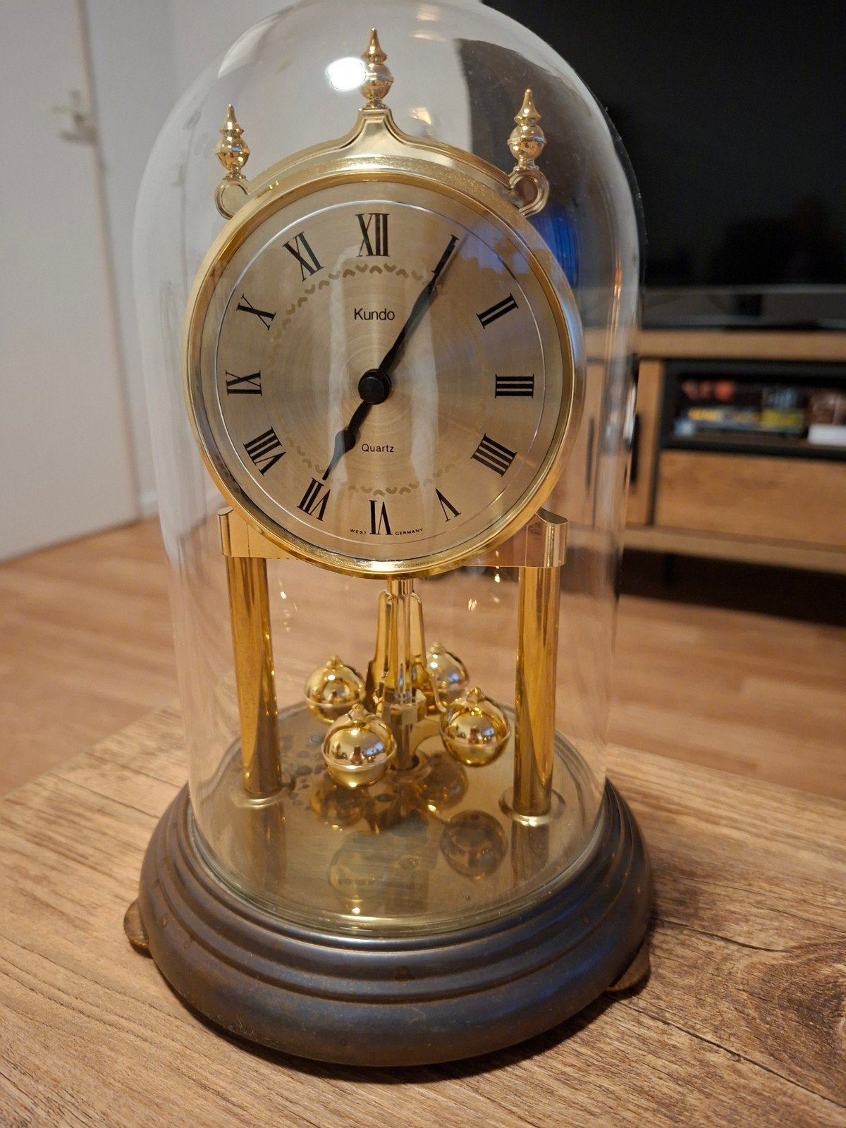 Kundo Quartz Tafelklok onder Glazen Stolp, Ophalen