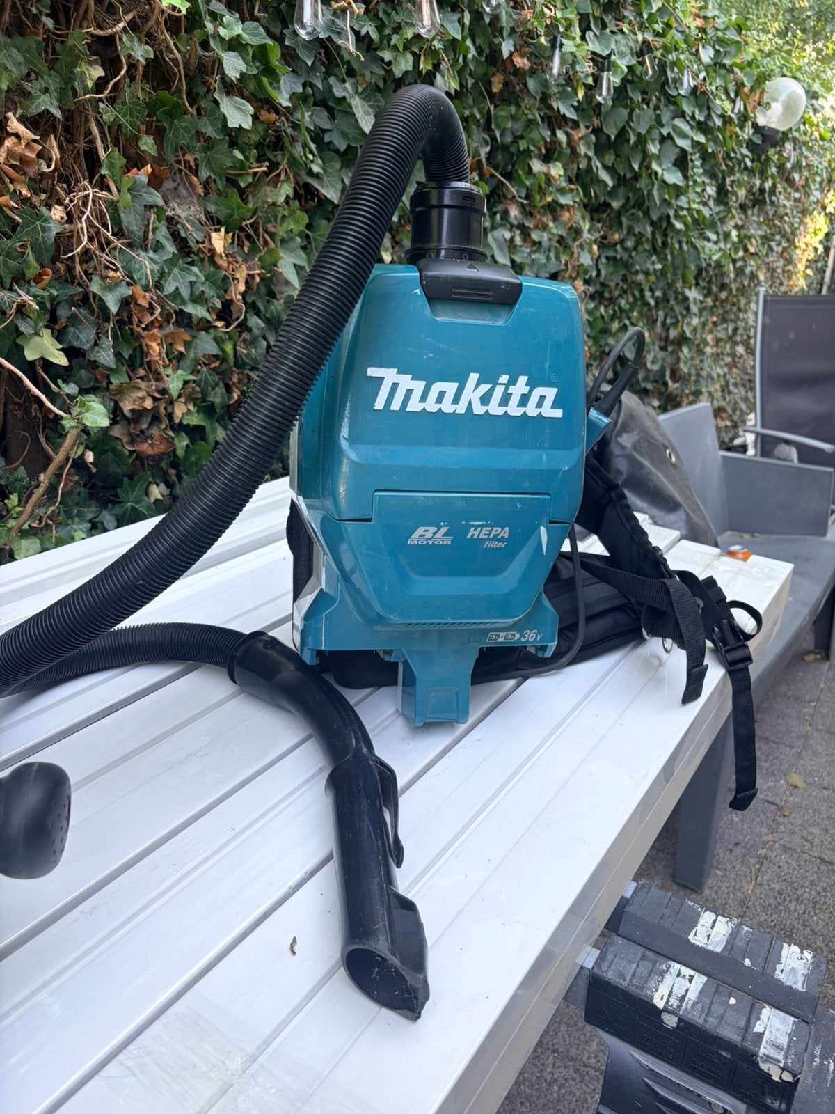 Makita DVC261 36v accu rugstofzuiger, Ophalen, Zo goed als nieuw, Accu