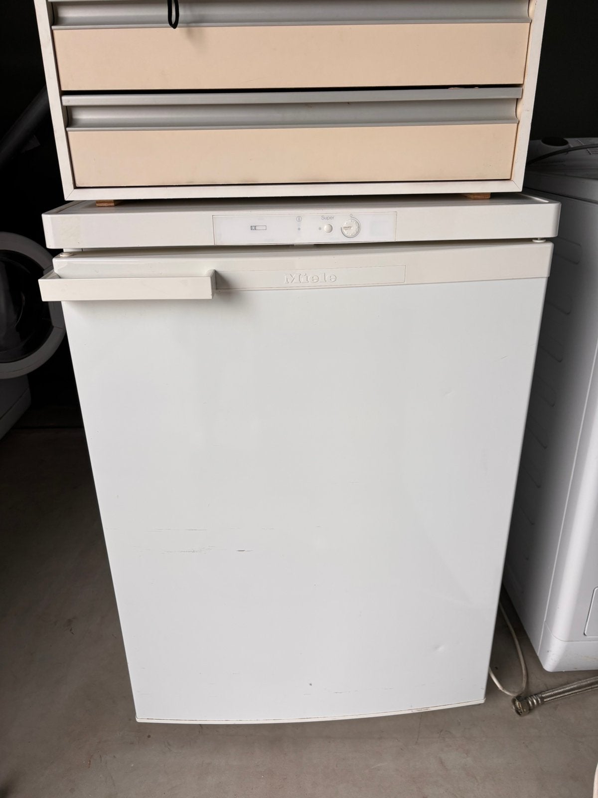 Miele tafelmodel koelkast met vriesvak, Witgoed en Apparatuur, Koelkasten en IJskasten, Gebruikt, 100 tot 150 liter, 45 tot 60 cm