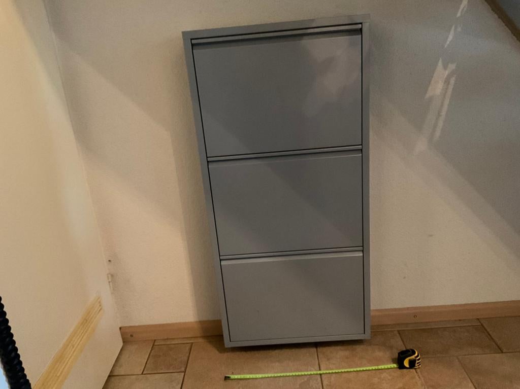 Zgan grijze metalen schoenenkast 50x15x103cm. ALLEEN OPHALEN, Huis en Inrichting, Kasten | Schoenenkasten, Ophalen, Zo goed als nieuw