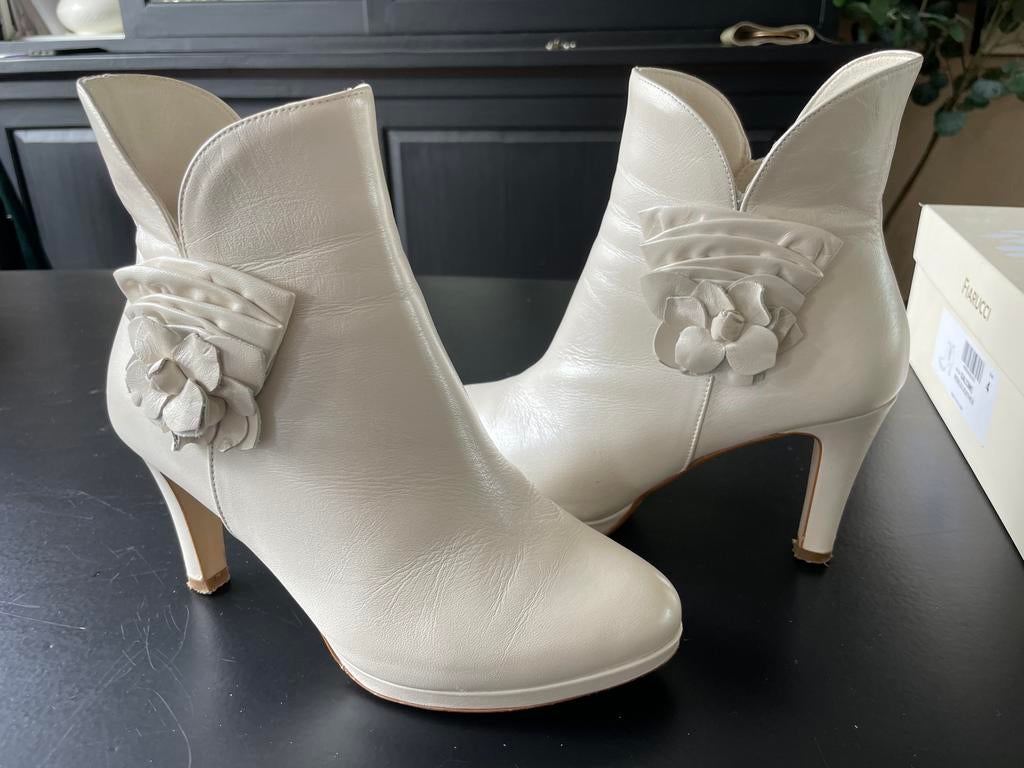 Elegante parelmoer kleurige enkellaarsjes met bloemdetail, Kleding | Dames, Schoenen, Ophalen, Beige, Lage of Enkellaarzen, Zo goed als nieuw