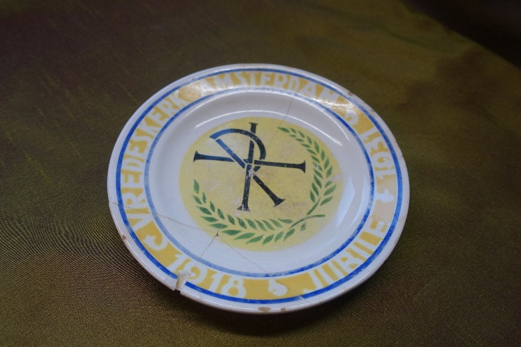 herdenkingschotel van de Vredeskerk Amsterdam 1918-1931, Antiek en Kunst, Curiosa en Brocante, Ophalen of Verzenden