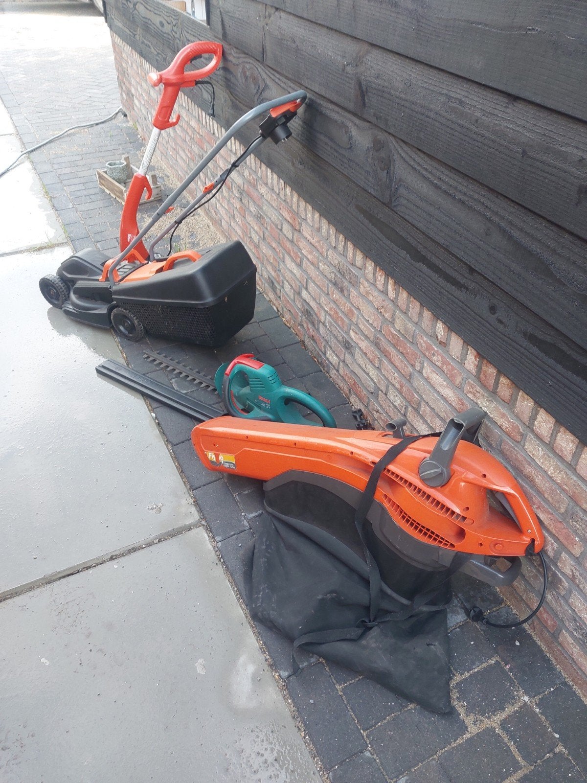 Tuinset: Grasmaaier,, Bladblazer en Grastrimmer, Ophalen, Cirkelmaaier, Gebruikt, Elektrische grasmaaier