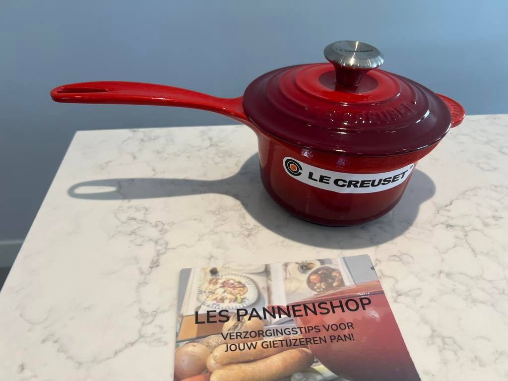 Nieuwe Le Creuset steelpan 16 cm kersenrood, Huis en Inrichting, Gietijzer, Nieuw, Ophalen of Verzenden, Keramische plaat