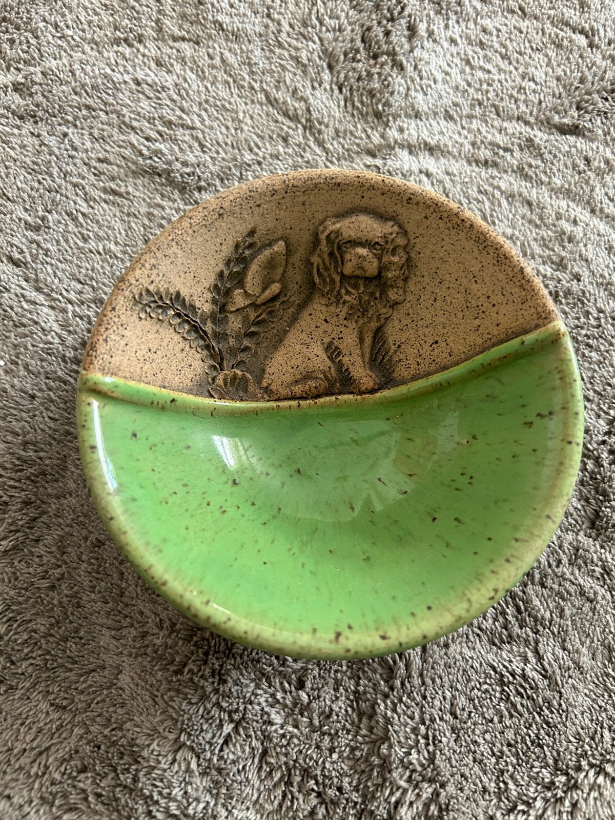 Vintage Keramieken Schaal met Hond Reliëf - Groen (cavalier), Ophalen of Verzenden