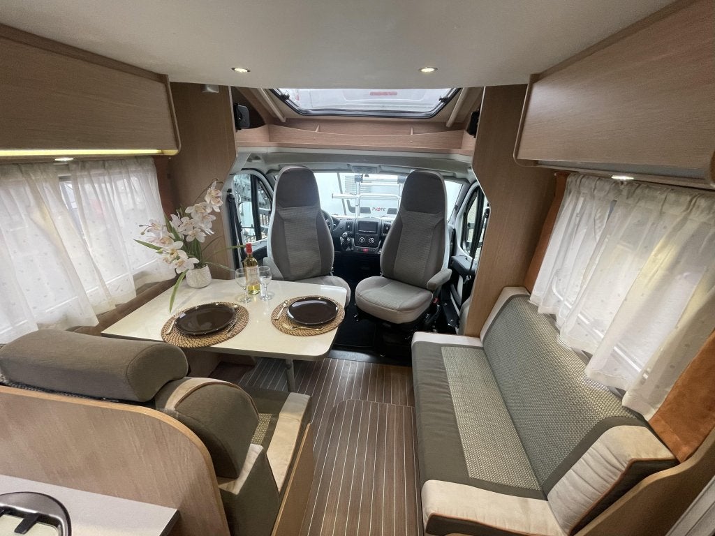 Capron Liberté VIP 690 VIP FRANSBED+HEFBED DAKAIR, Caravans en Kamperen, Campers, 6 tot 7 meter, Bedrijf, 6 tot 7 meter, Carado