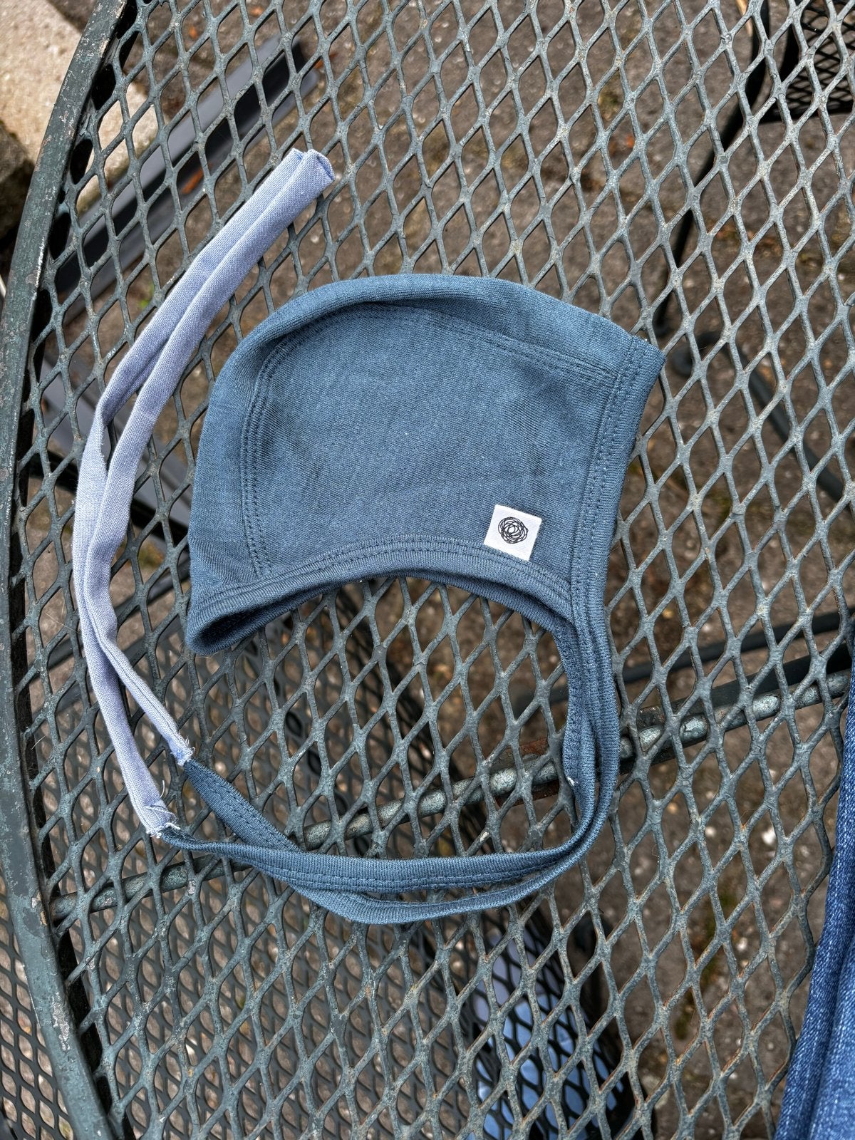 Baby mutsje blauw met strikbandjes, Kinderen en Baby's, Gebruikt, Jongetje of Meisje, Maat 56, Ophalen of Verzenden