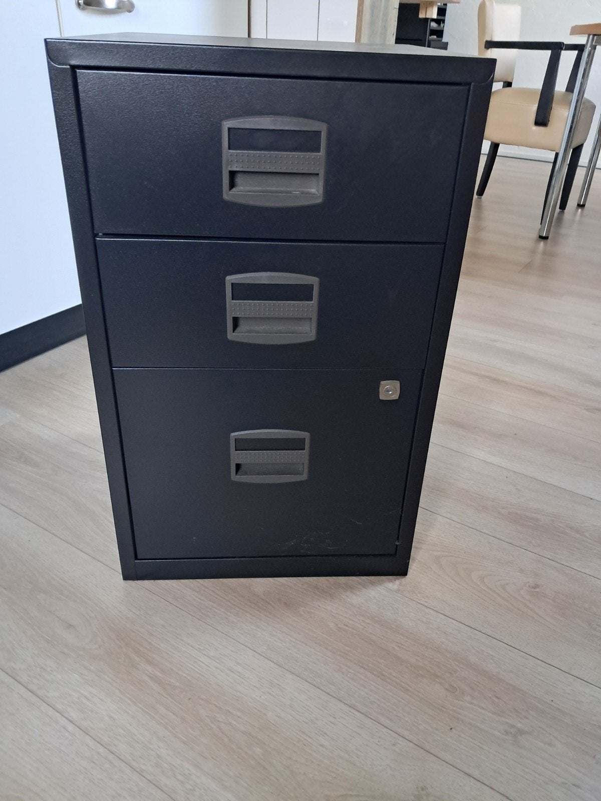 Zwart metalen ladeblok met 3 laden en slot, Ophalen, Gebruikt, 100 tot 150 cm, Modern kantoor