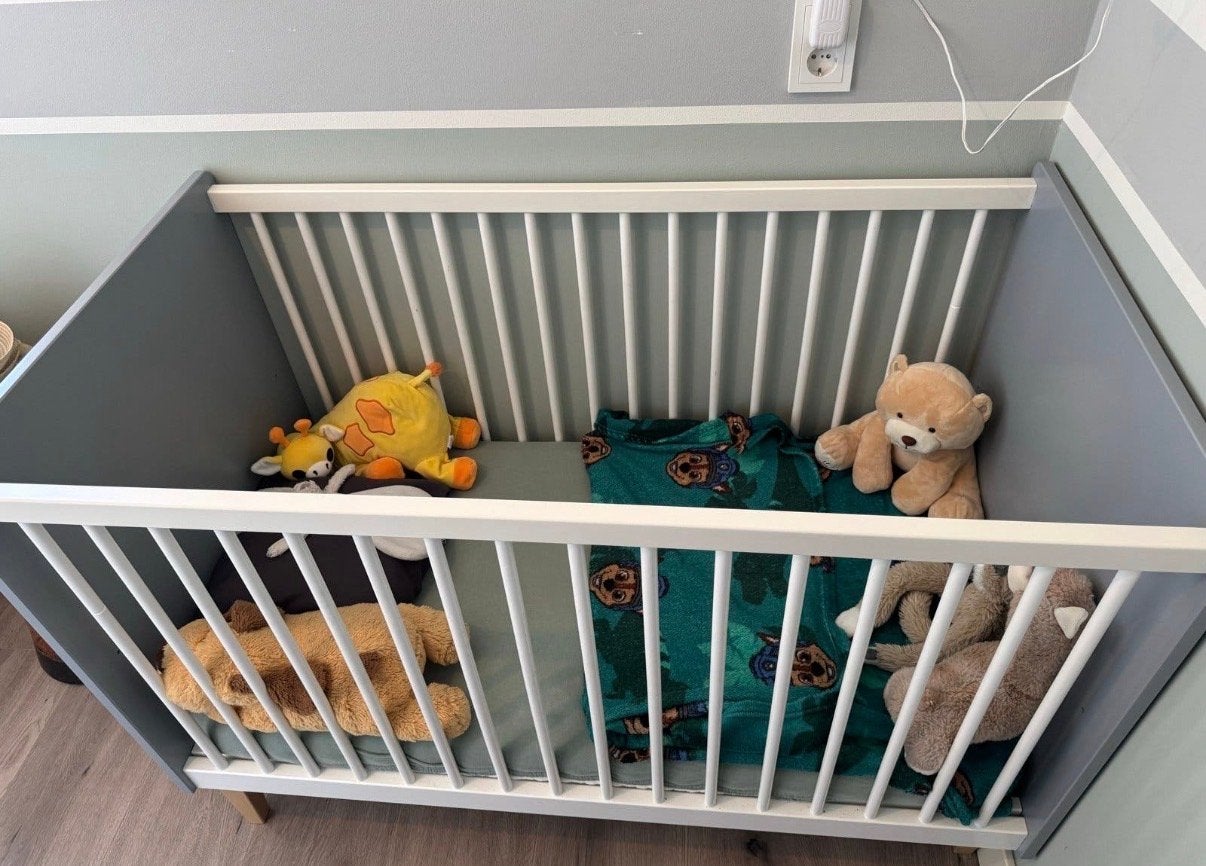Babybedje met commode - Zo goed als nieuw, 70 tot 85 cm, Ophalen of Verzenden, Zo goed als nieuw, Lattenbodem
