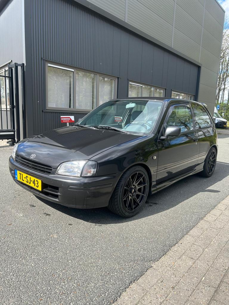 Toyota Starlet 1.3 16V 1998 Zwart, Voorwielaandrijving, 15 km/l, 74 pk, 4 cilinders