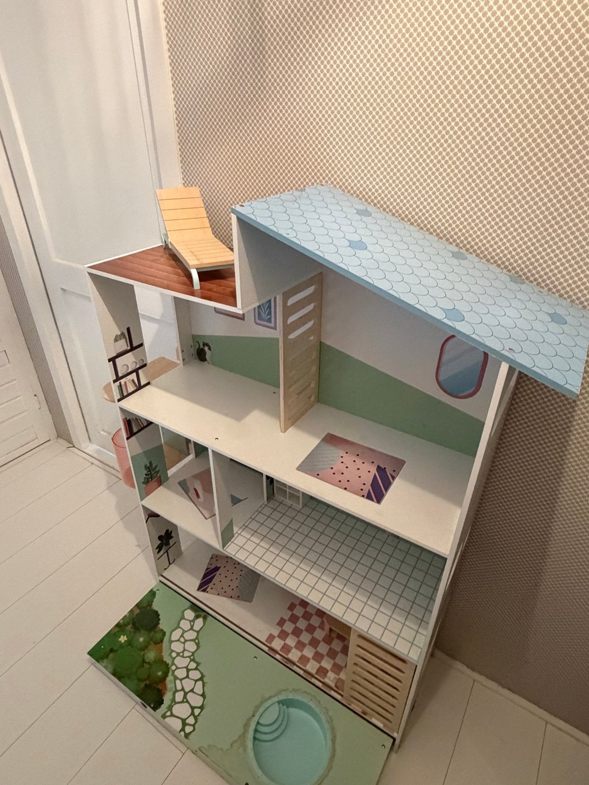Groot en modern houten poppenhuis met zwembad, Ophalen, Gebruikt, Poppenhuis