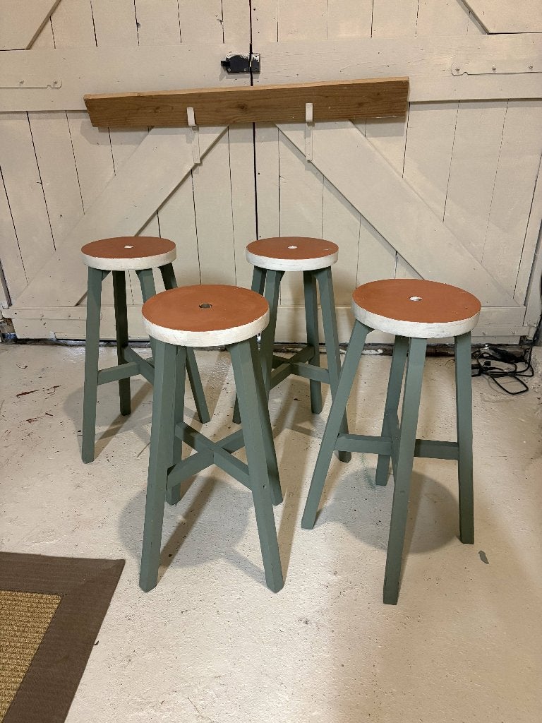 IKEA Skogsta barkruk hout 70 cm hoog Geschilderd, Huis en Inrichting, Barkrukken, Ophalen, Gebruikt, 60 tot 90 cm, 4 krukken