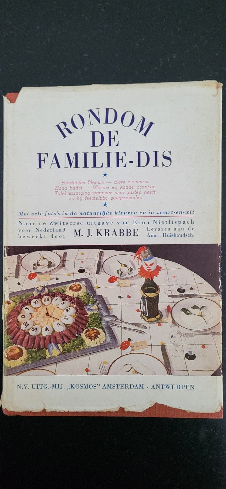 Rondom de Familie-dis - M.J. Krabbe (1949) antiek kookboek, Boeken, Kookboeken, Gelezen, M.J. Krabbe, Ophalen of Verzenden, Hoofdgerechten