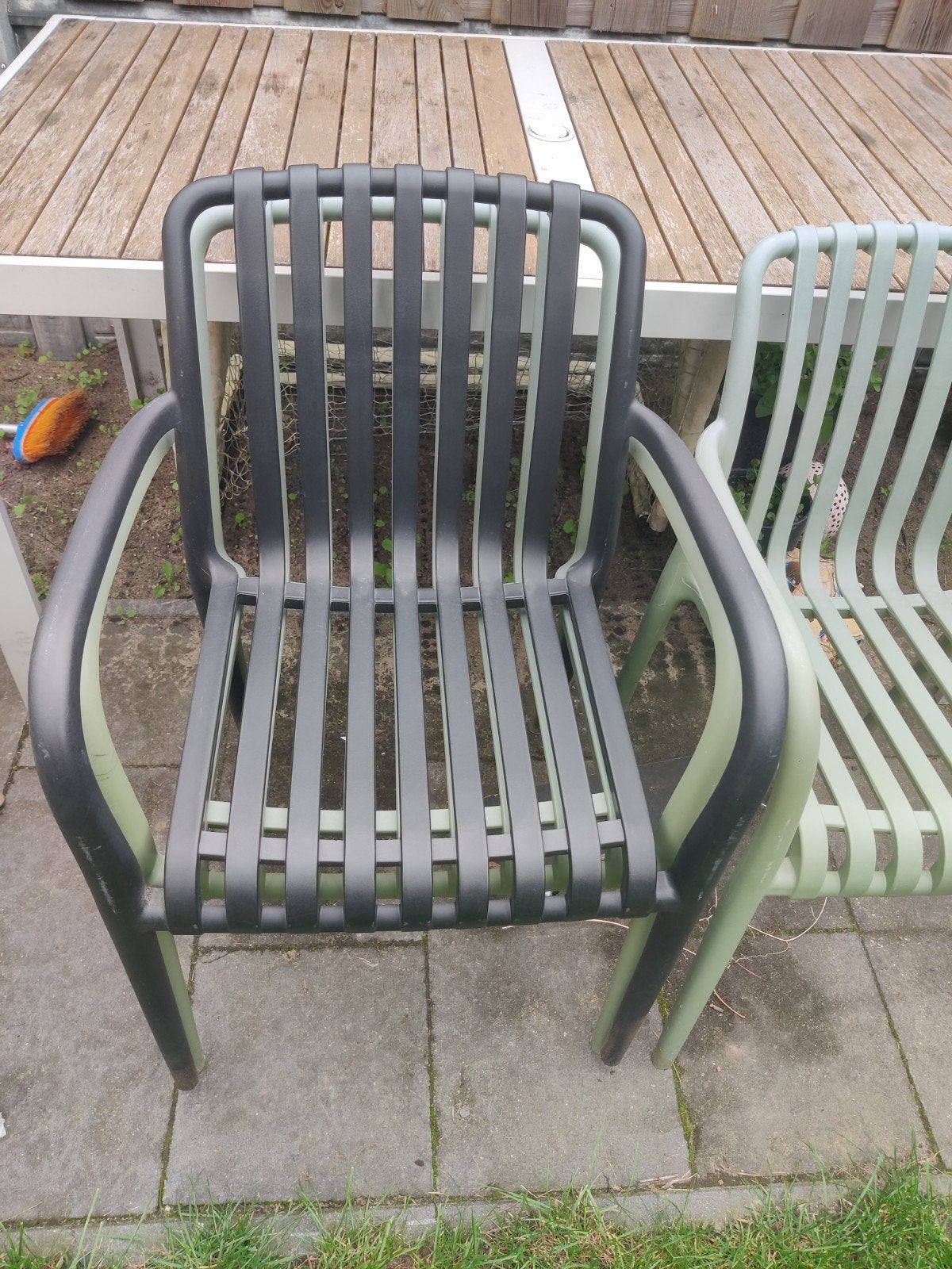 4 kunststof tuinstoelen - grijs en groen, Ophalen, Gebruikt, Kunststof, Stapelbaar