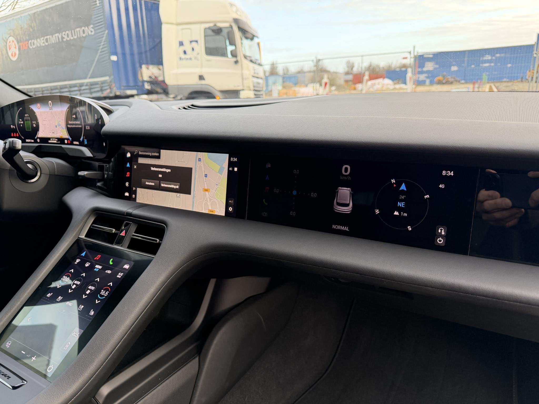 Foto 17 van Porsche Taycan Sport Turismo Black Edition 105 kWh luchtveri