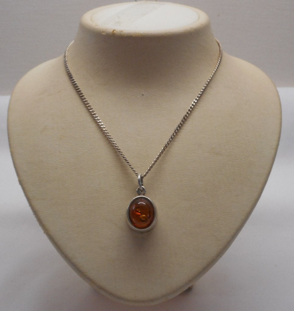 Zilveren ketting met barnsteen hanger nr.362
