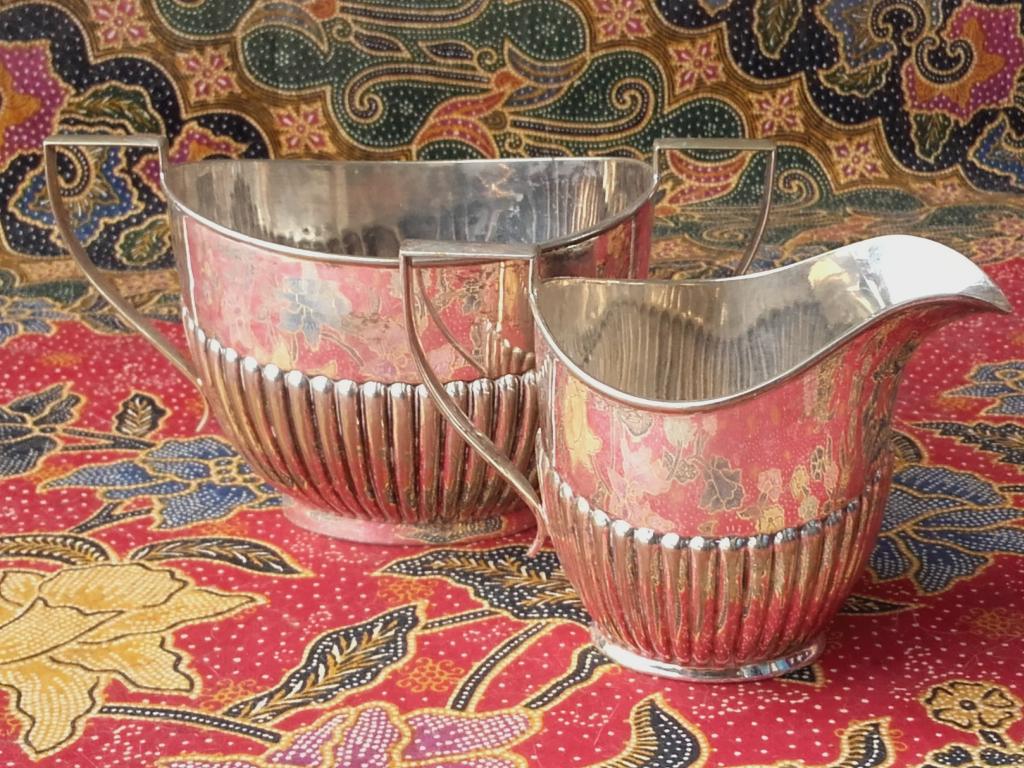 Mooi antiek silverplate suiker en roomstel uit Engeland.