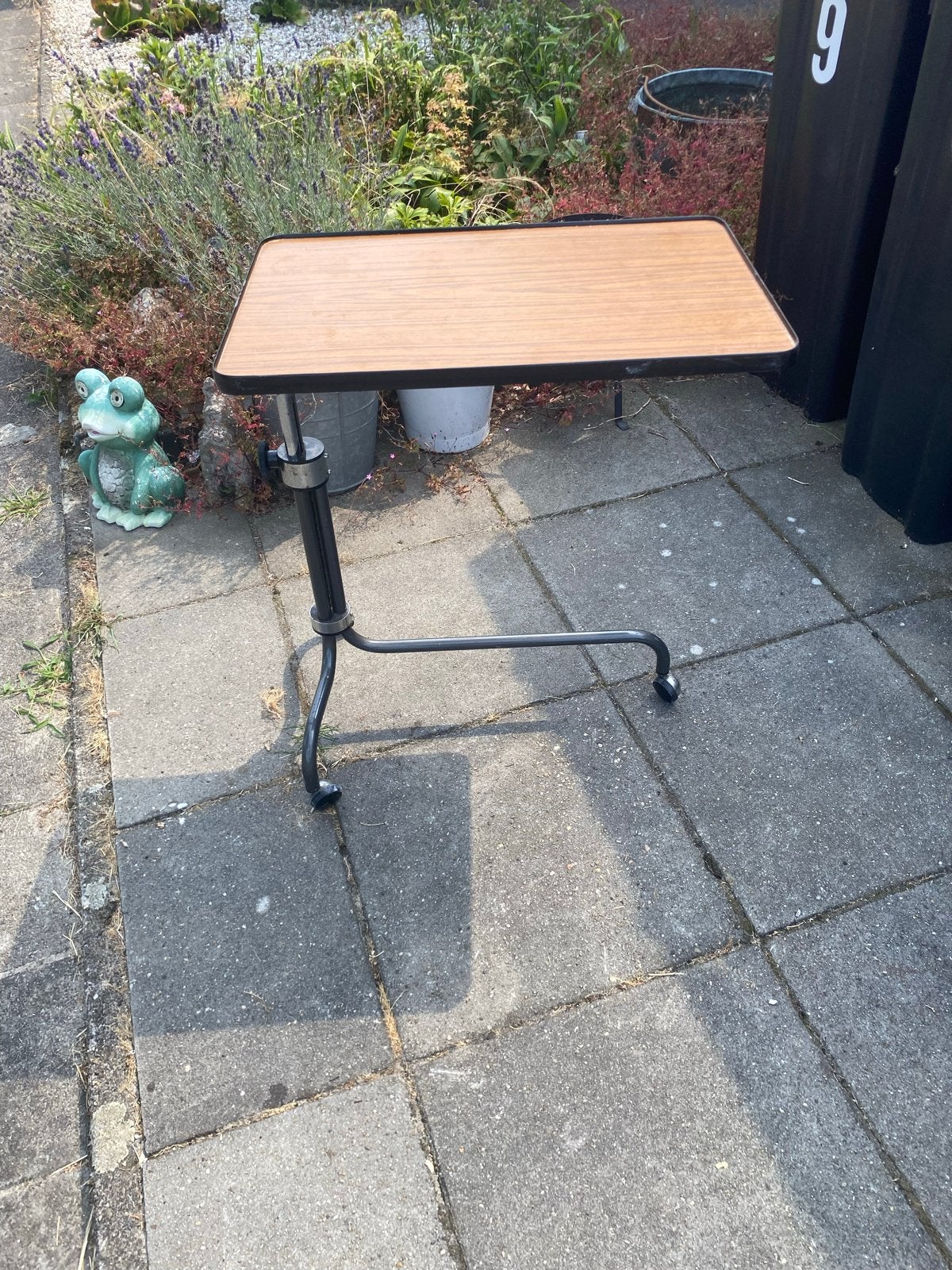 Verrijdbare bijzettafel met verstelbaar blad, Computers en Software, Laptoptafels, Ophalen of Verzenden, Gebruikt, In hoogte verstelbaar
