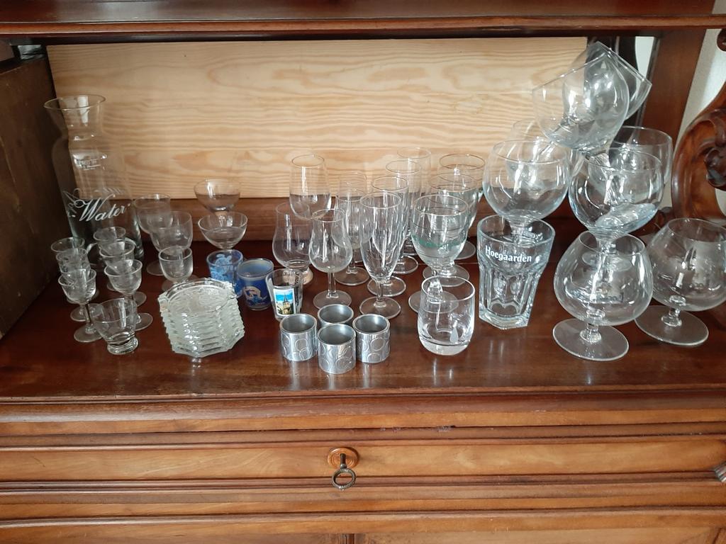 Flink wat glaswerk ....VOOR FLES WIJN., Ophalen, Glas of Glazen, Overige stijlen, Glas