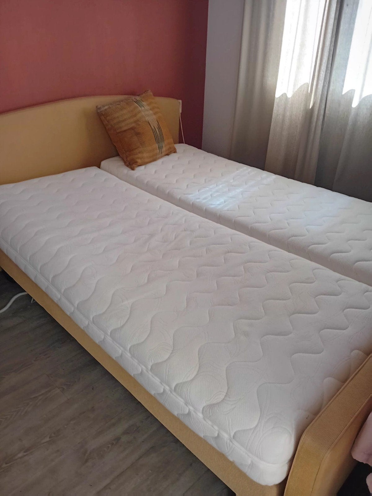 Pullman elektrisch verstelbaar bed in zeer goede staat!, Ophalen, Verstelbaar, Beige, Tweepersoons