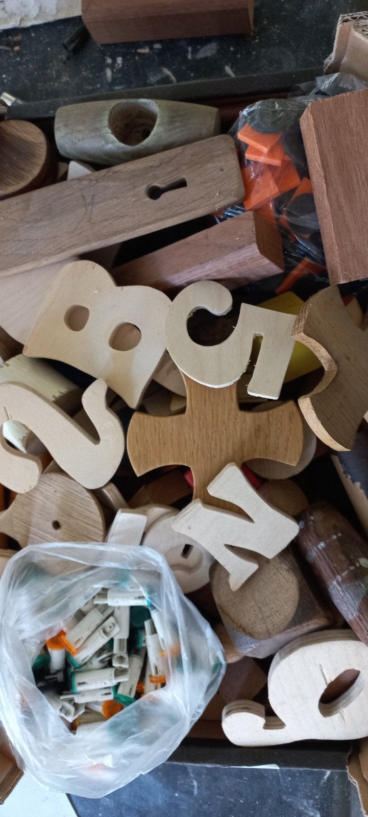 Diverse houten knutselspullen, volle krat, Gebruikt, Meerkleurig, Educatief, Knutselmateriaal