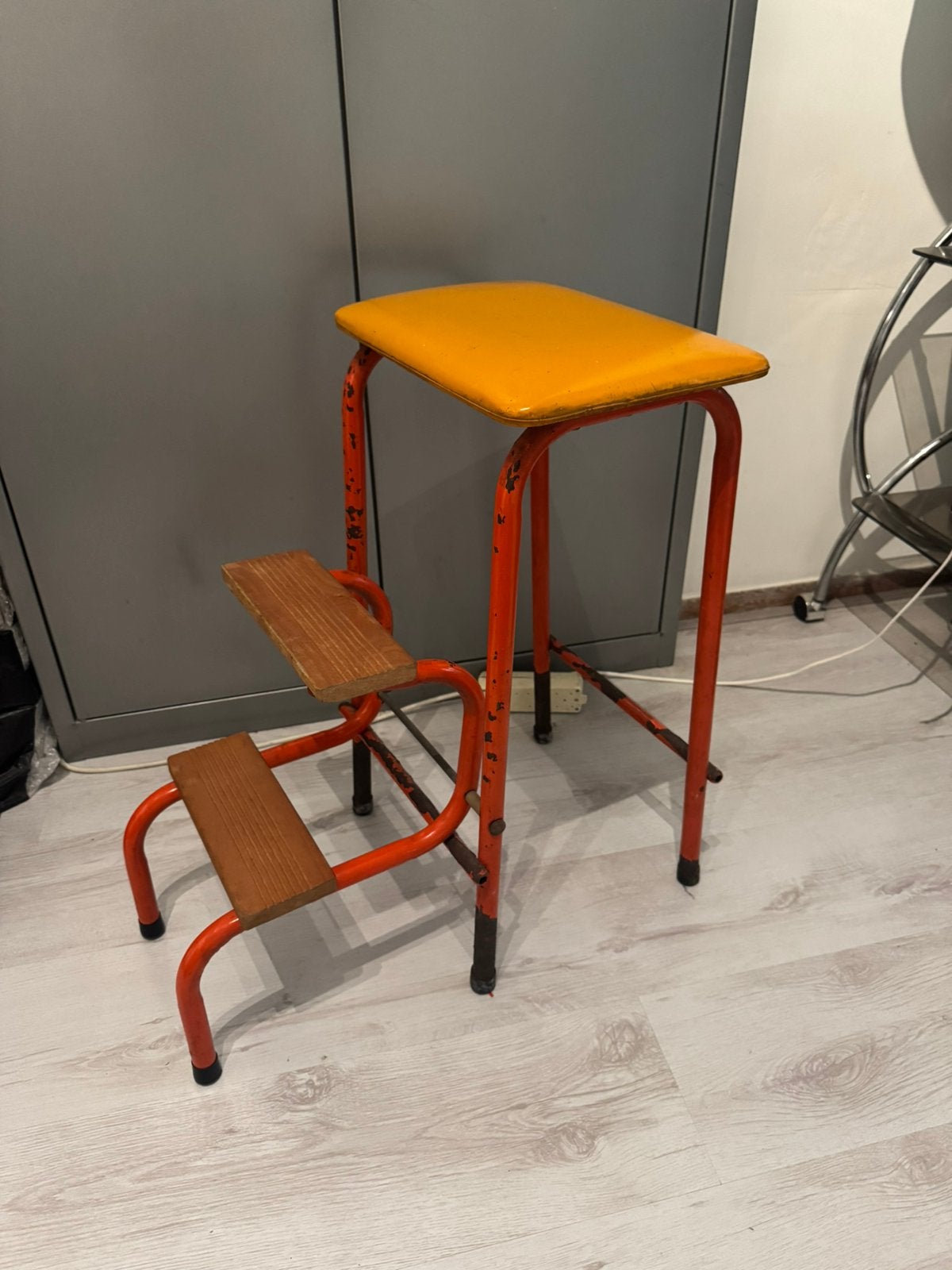 Vintage kruk retro design, Huis en Inrichting, Krukjes, Ophalen, Gebruikt, IJzer