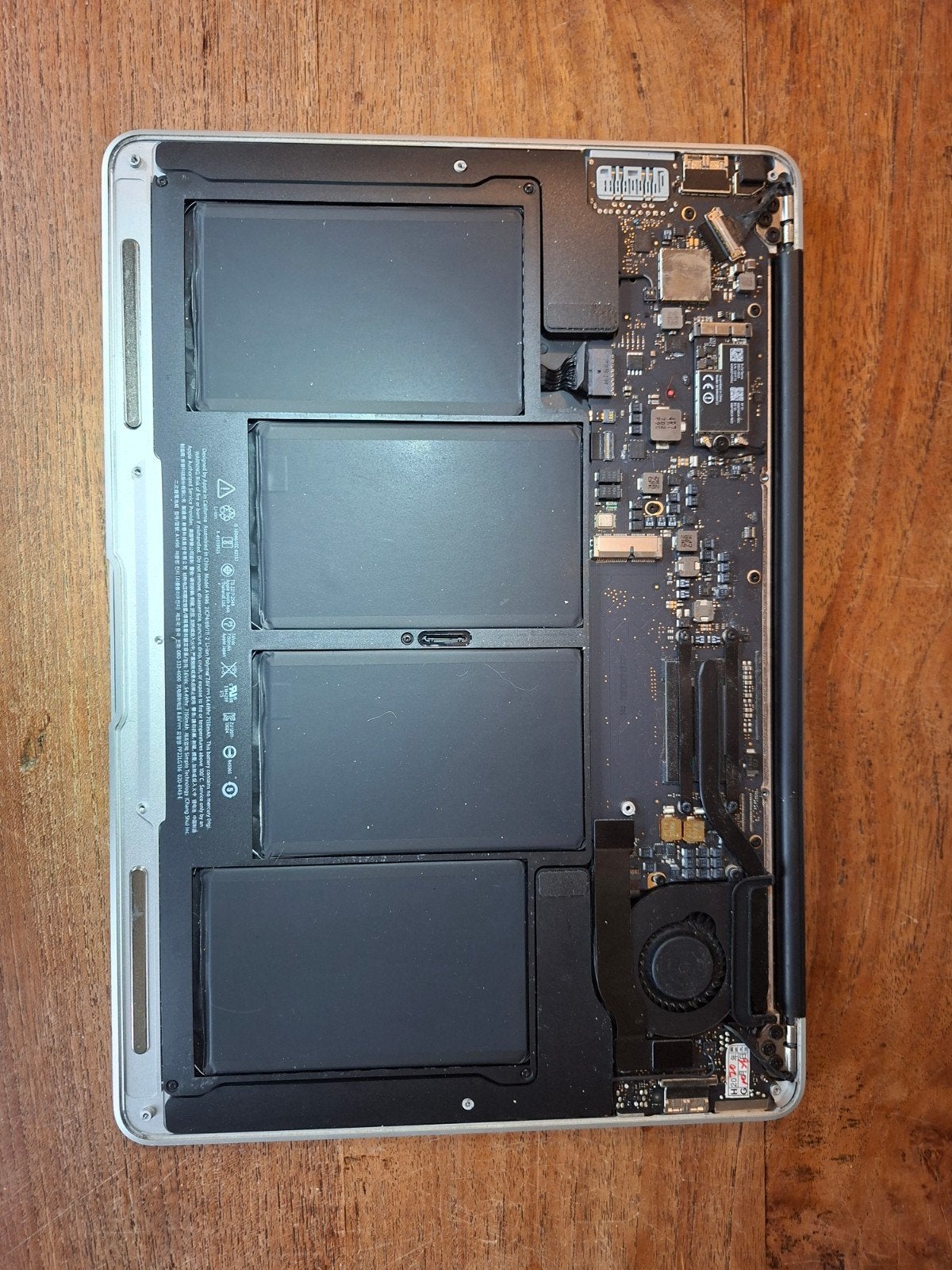 Kapotte MacBook Air voor onderdelen (waterschade), Computers en Software, Apple Macbooks, Niet werkend, MacBook Air, Onbekend