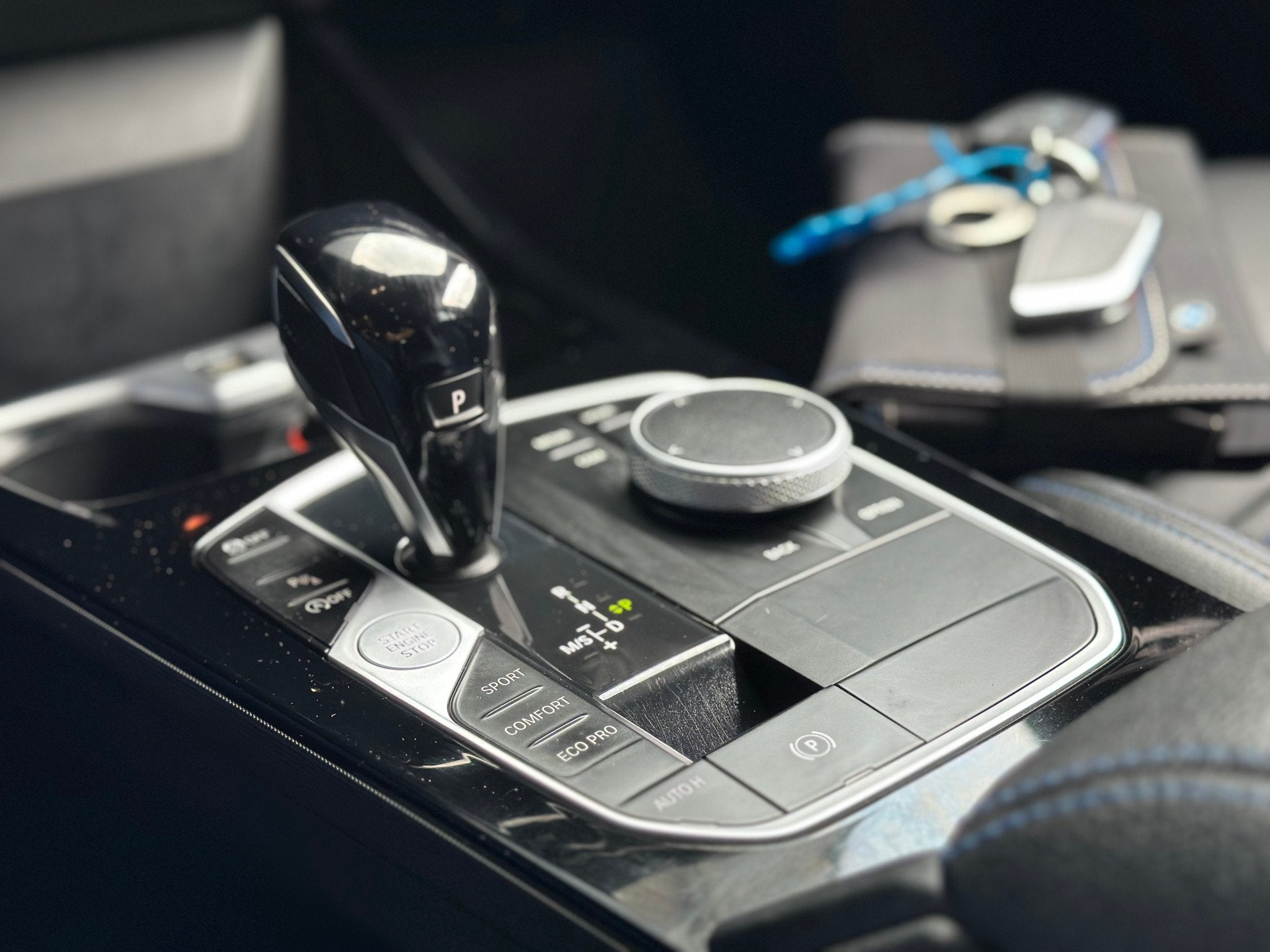 BMW 1 Serie 118i AUT M-SPORT | LED | HiFi | Stoelverwarm. |, Auto's, 136 pk, Gebruikt, 1290 kg, Zwart