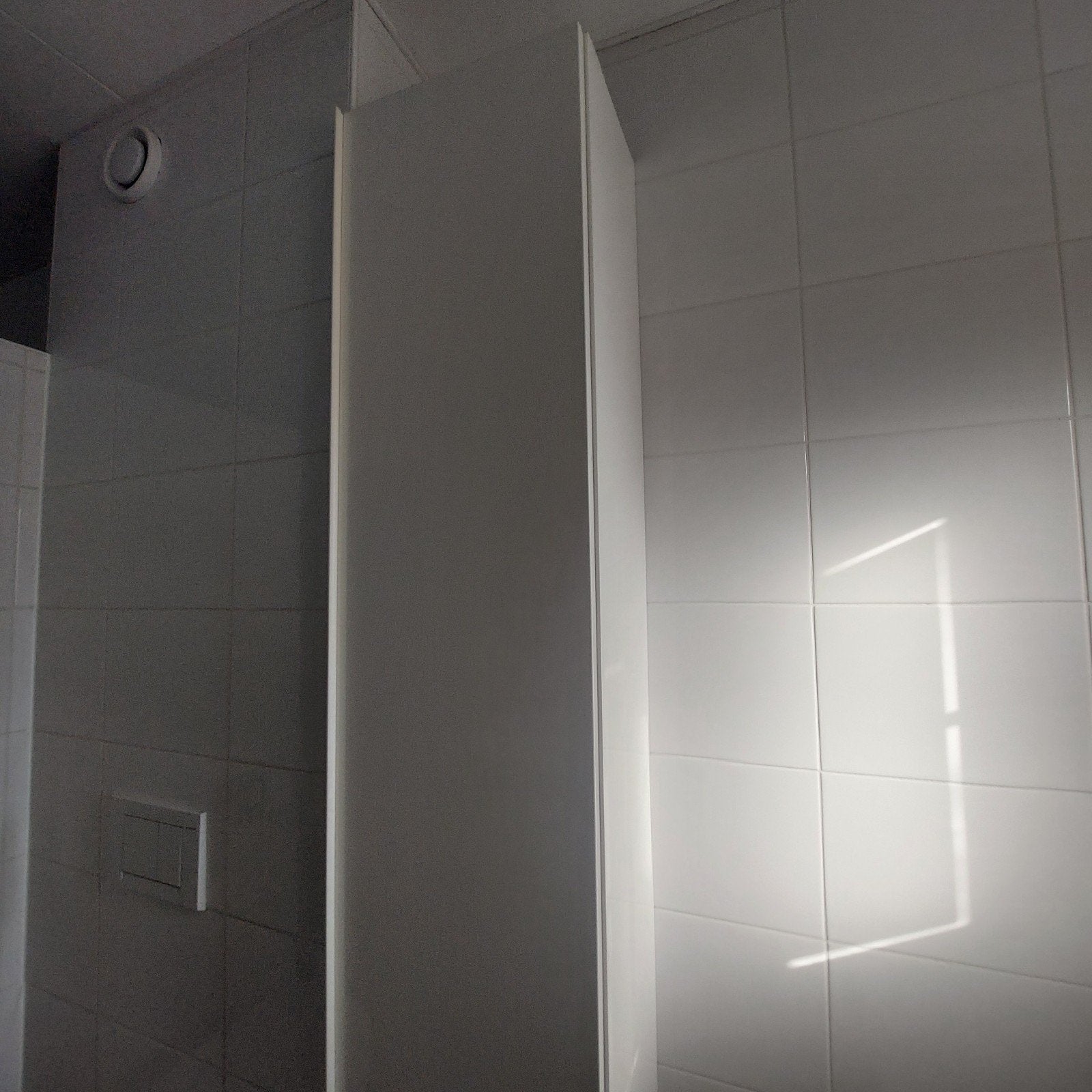 Witte (hoogglans) badkamerkast van Ikea met glazen planken, Huis en Inrichting, Badkamer | Badkamermeubels, Ophalen, (Half)hoge kast