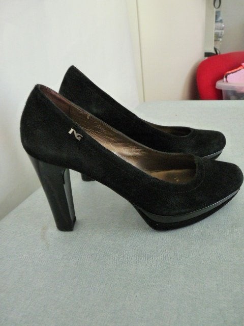Zwarte suede pumps van Nero  Giardini , mt 37,5, Pumps, Zwart, Ophalen of Verzenden, Zo goed als nieuw