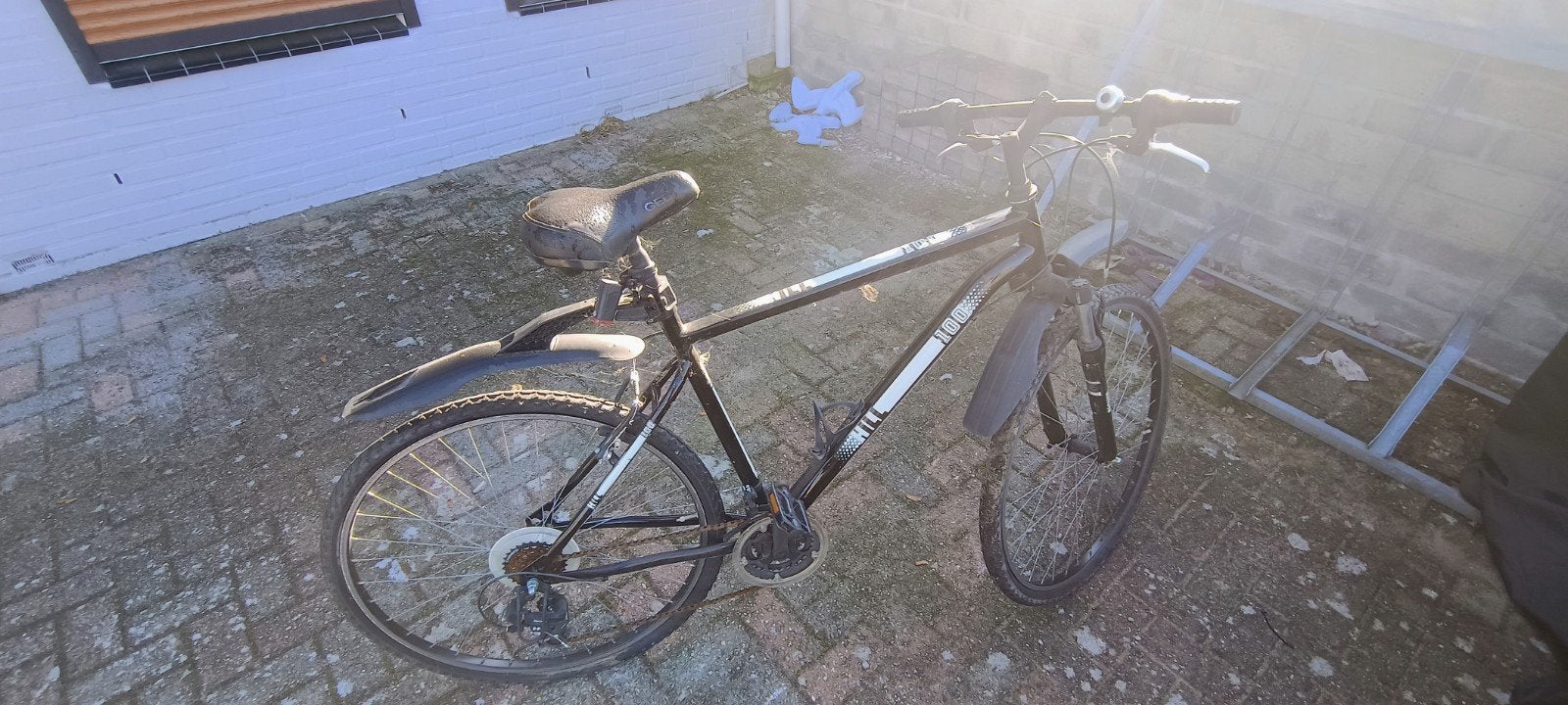Zwarte mountainbike met versnellingen, Gebruikt, Velgrem, Versnellingen, 57 tot 61 cm