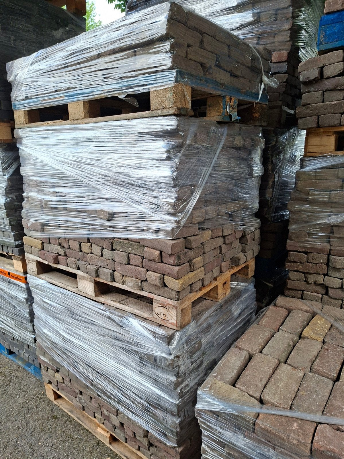 diverse partije oude gebakken waaltjes/5duimers op pallets, Tuin en Terras, Tegels en Klinkers, Gebruikt, Keramiek, Klinkers, Ophalen of Verzenden