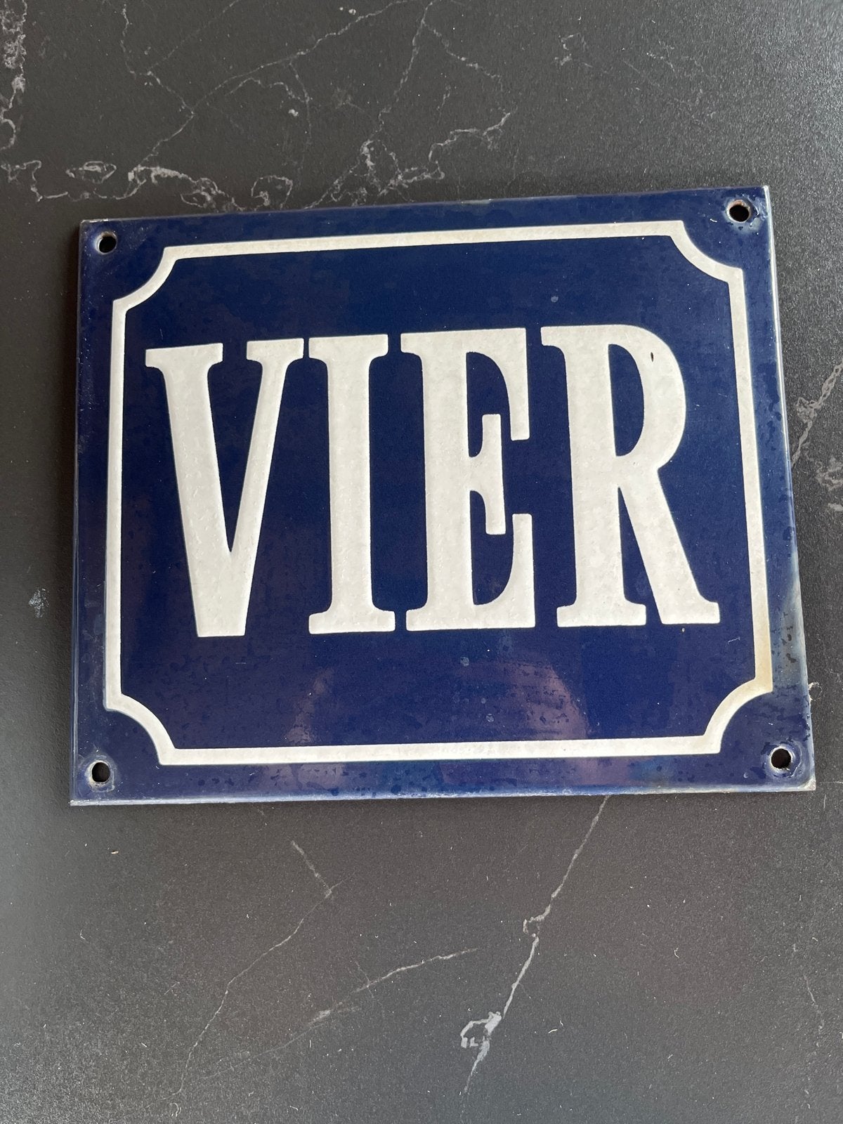 Emaille huisnummerbord 'VIER' - Vintage blauw/wit, Ophalen of Verzenden