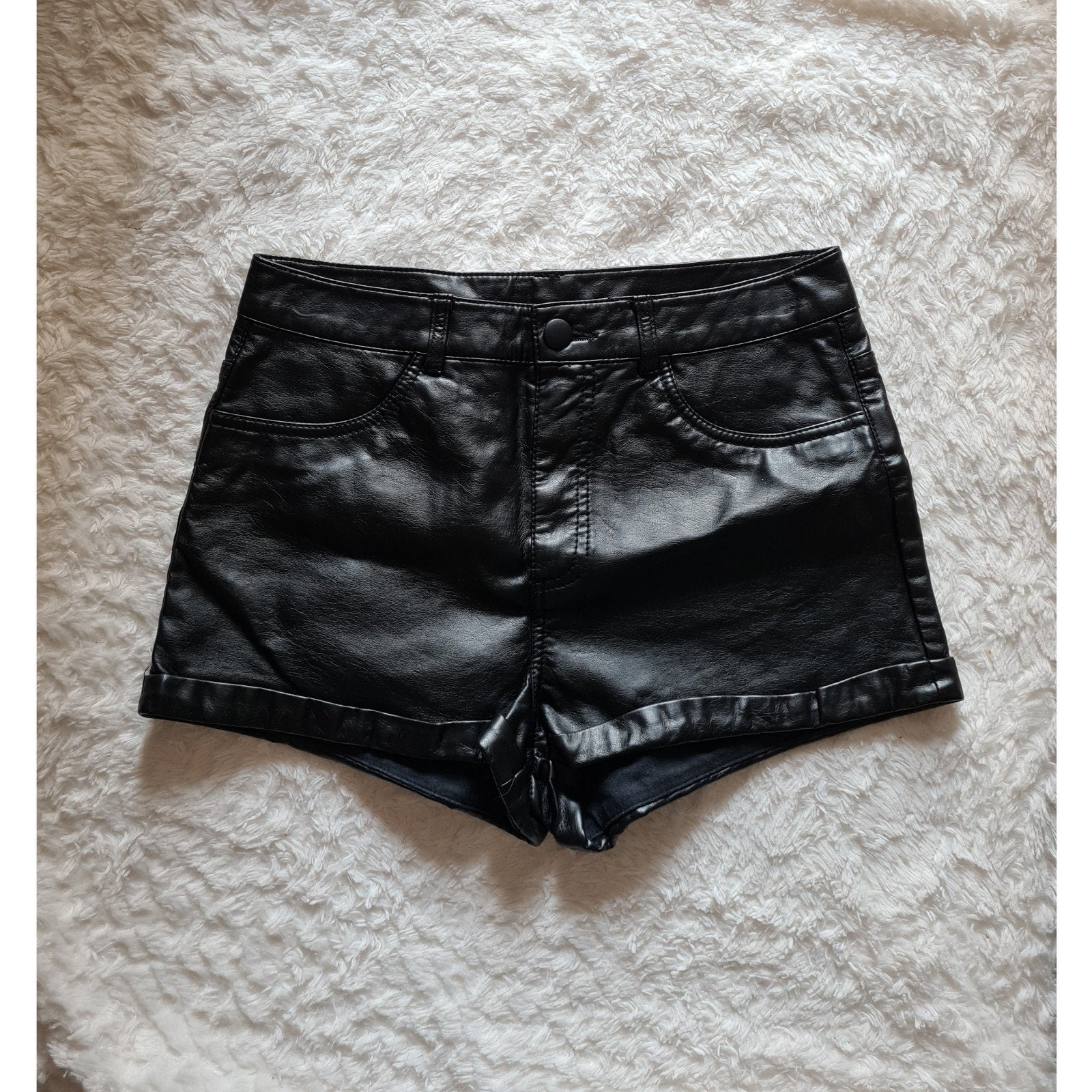 Zwarte nep leren shorts van H&M maat 38, H&M, Verzenden, Zo goed als nieuw, Zwart
