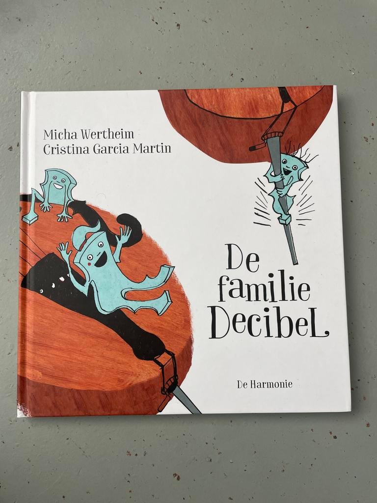 De familie Decibel - Micha Wertheim & Cristina Garcia Martin, Ophalen of Verzenden, Zo goed als nieuw, Fictie algemeen