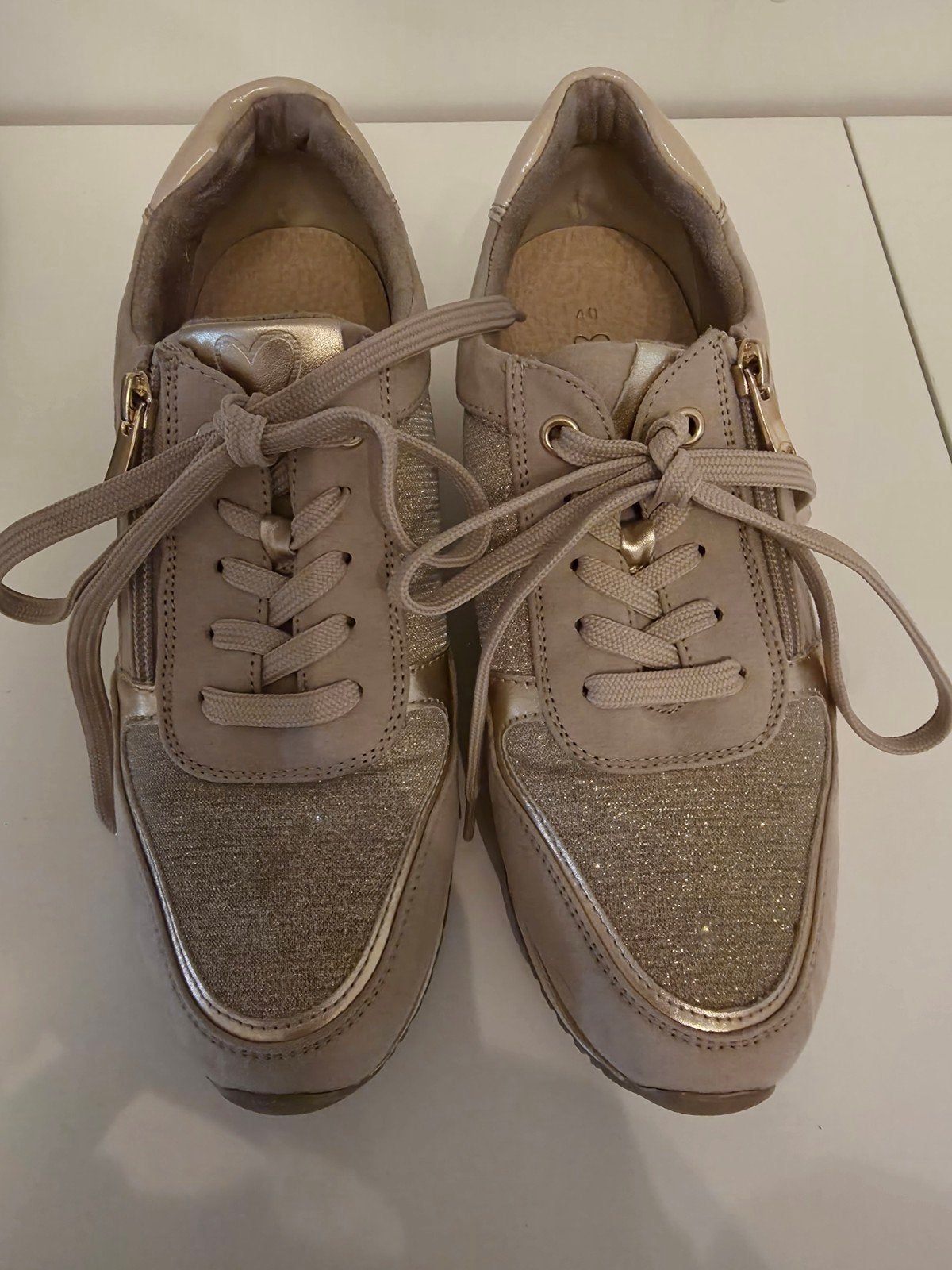 Sneakers Marco Tozzi met glitterdetails, maat 40, Kleding | Dames, Schoenen, Beige, Ophalen of Verzenden, Gedragen, Sneakers of Gympen