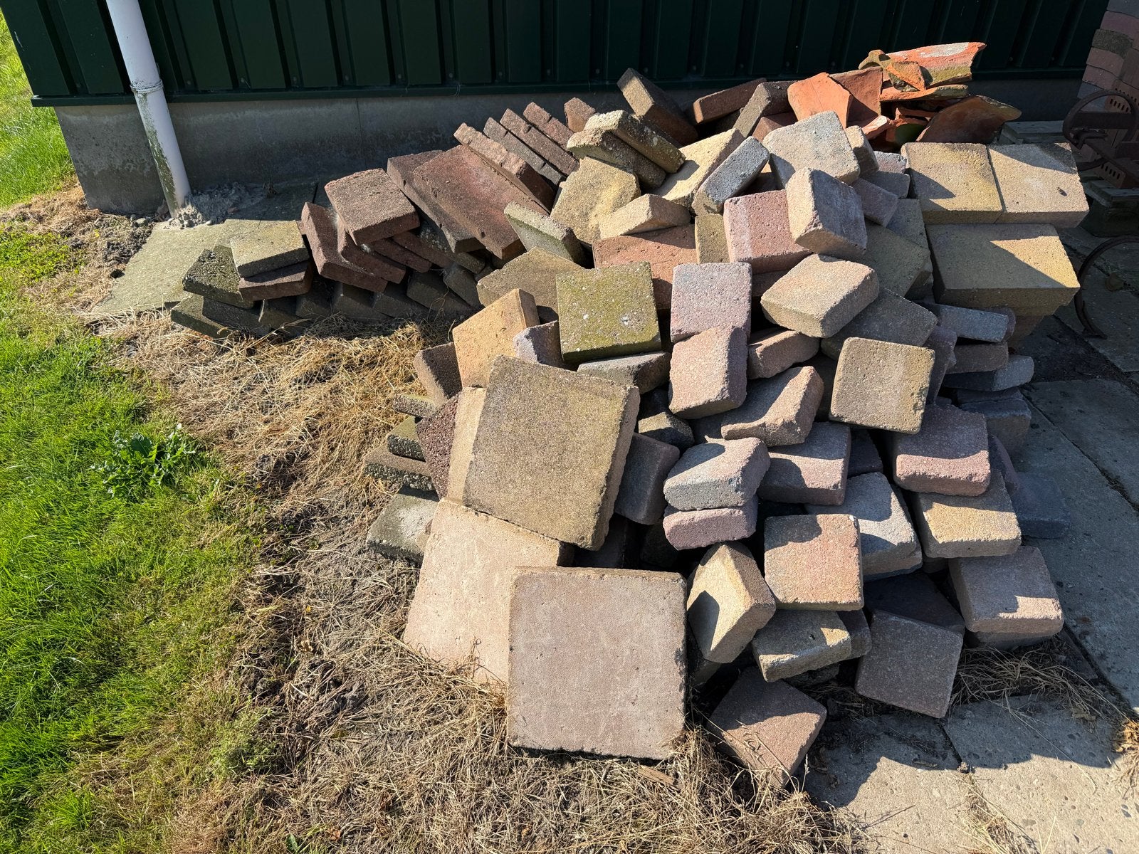 Gratis:Diverse soorten bestrating: klinkers en terrastegels, Ophalen, Gebruikt, Klinkers, 10 m² of meer