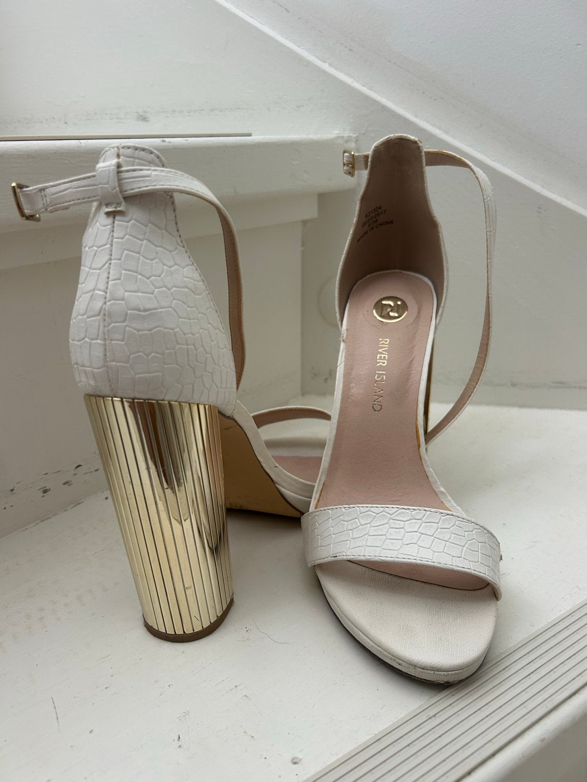 River Island witte leren sandalen met gouden hak, Kleding | Dames, Schoenen, Ophalen of Verzenden, Zo goed als nieuw, Wit, Sandalen of Muiltjes