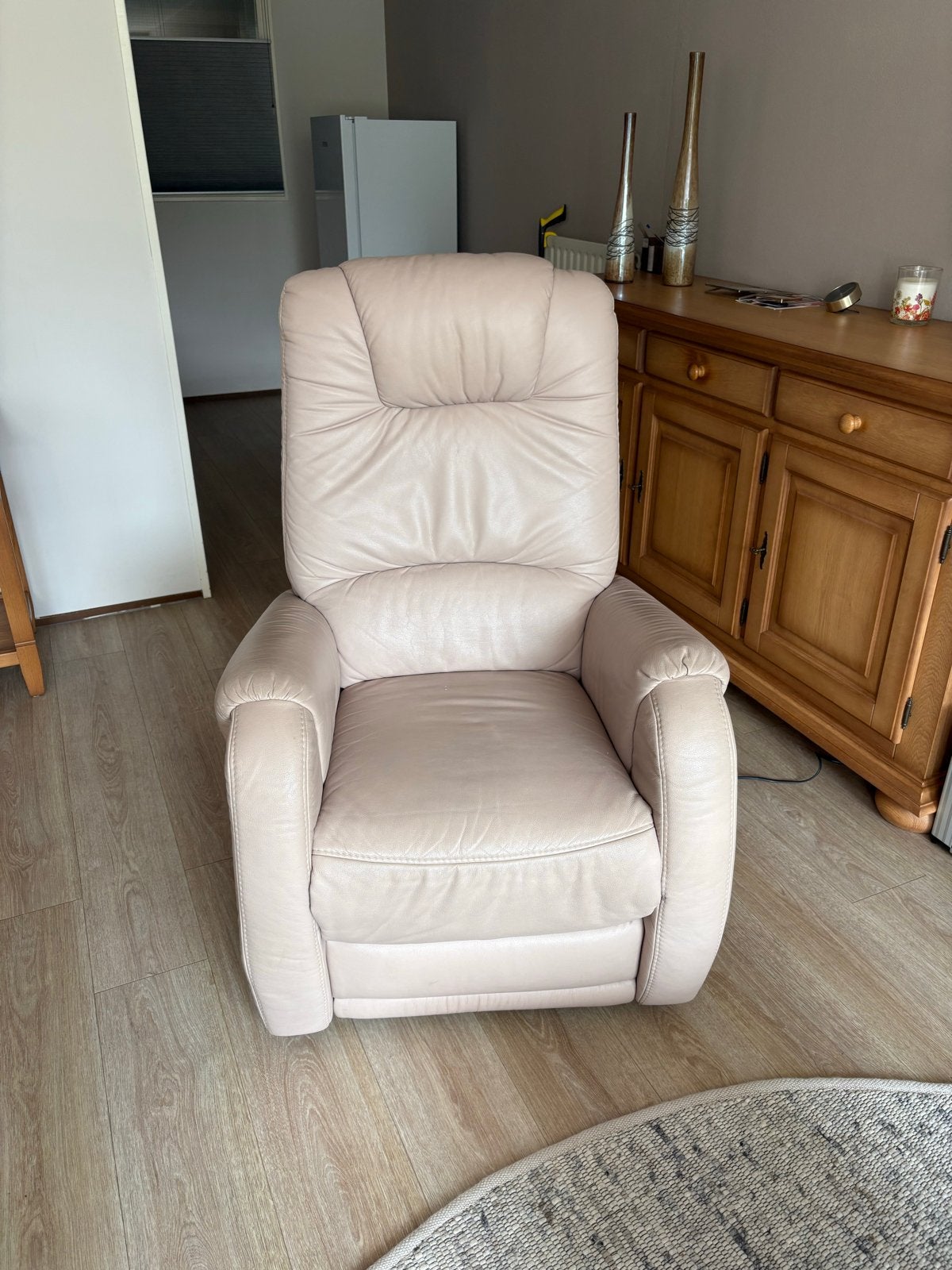 Comfortabele beige leren relaxfauteuil, Ophalen, Gebruikt, 50 tot 75 cm, Leer