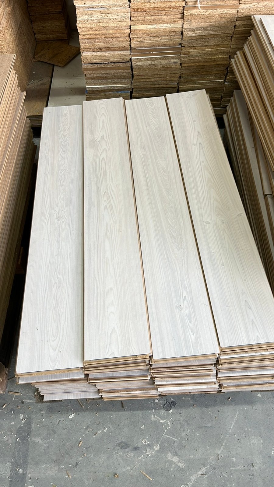 28 m2 Gebruikt laminaat uit de standbouw met rest stukjes, 50 tot 150 cm, Ophalen of Verzenden, Zo goed als nieuw, 10 m² of meer
