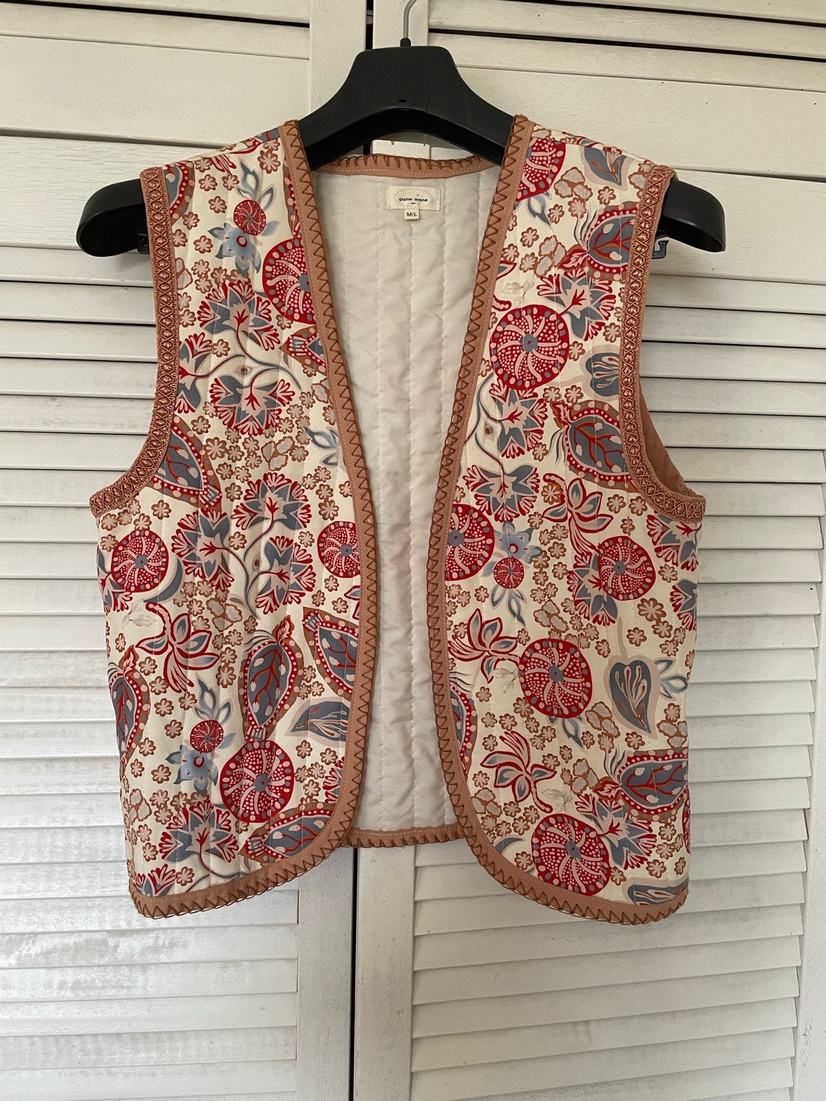Gebloemd dun gewatteerd gilletje, Kleding | Dames, Bodywarmers, Verzenden, Zo goed als nieuw, Maat 36 (S), Meerkleurig
