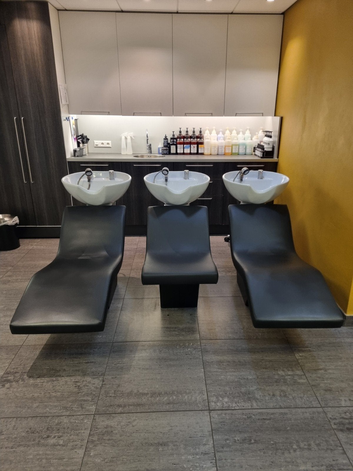 3 wasunits , waarvan de 2 buitenste met massage